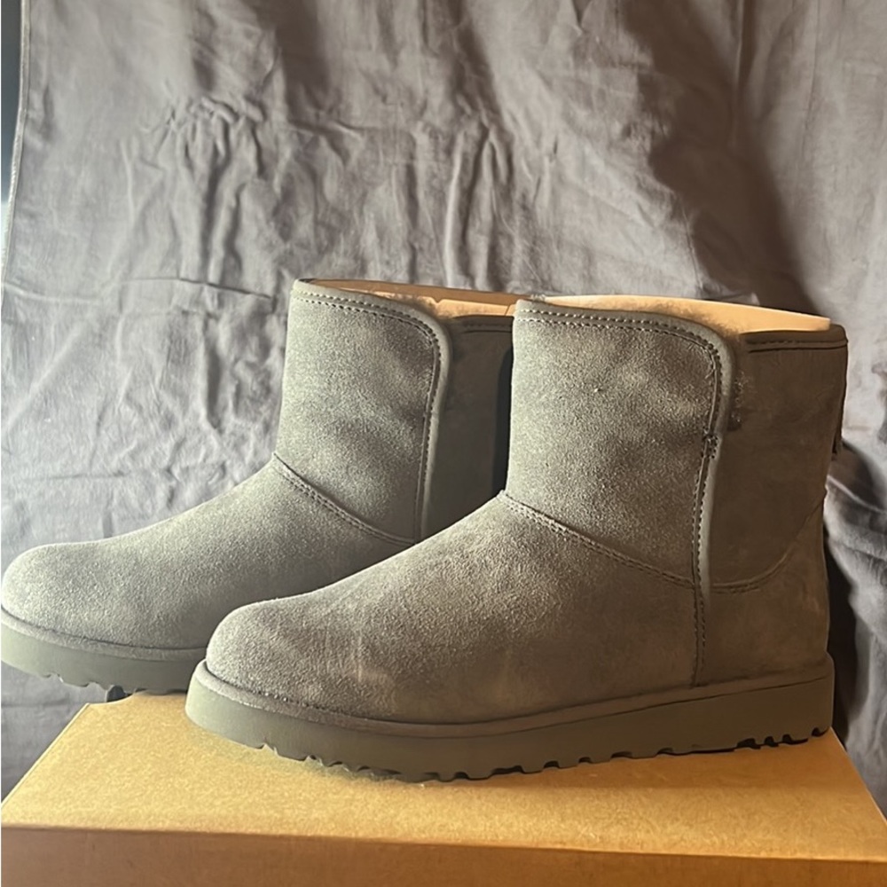 Brand new with box women ugg Cory ll boots size 6